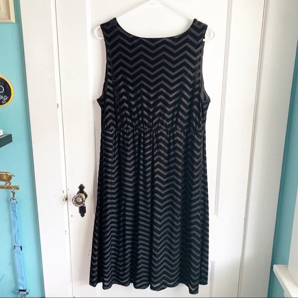 Lane Bryant Chevron Velvet Stripe Twist Front Sleeveless Dress LBD 14/16 V-Neck - Picture 8 of 8